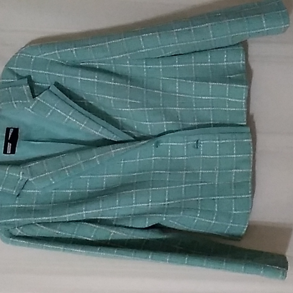 Requirement 2 Buttons Sheer Trim on Collar and  Front of Jacket